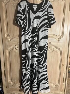 S.L. Fashions Black & White Wave-Print V-Neck Maxi Dress